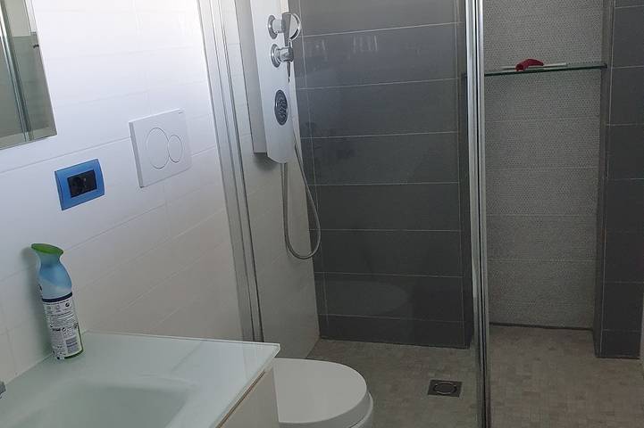 Appartement entier, Face mer tout confort avec clim , wifi , internet. situation exceptionnelle. in Juan-les-Pins, Antibes