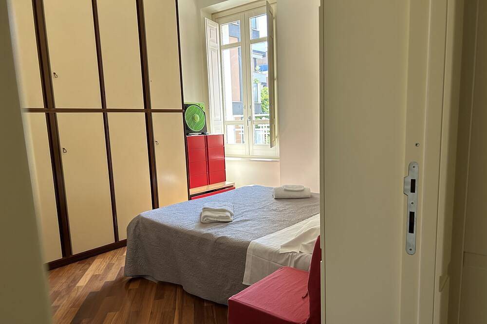 Entire apartment, Elegant reserved just steps from the sea, very central in Pescara, Pescara Province