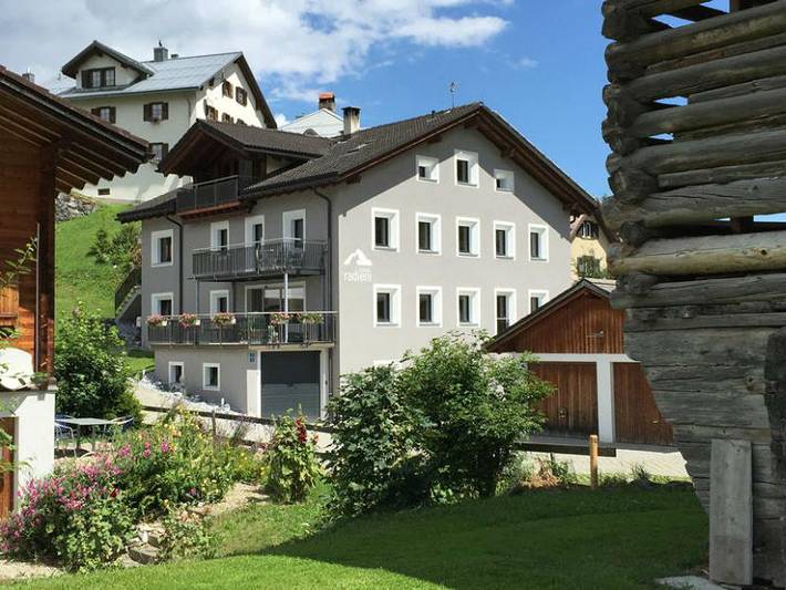 Ferienwohnung für 5 Personen, mit Balkon und Terrasse in Mundaun