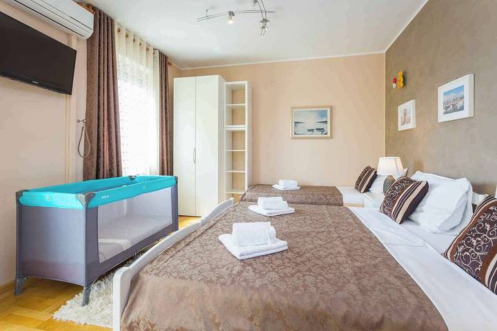 Villa with swimming pool, barbecue terrace and billiards in Pula-Medulin, Pula