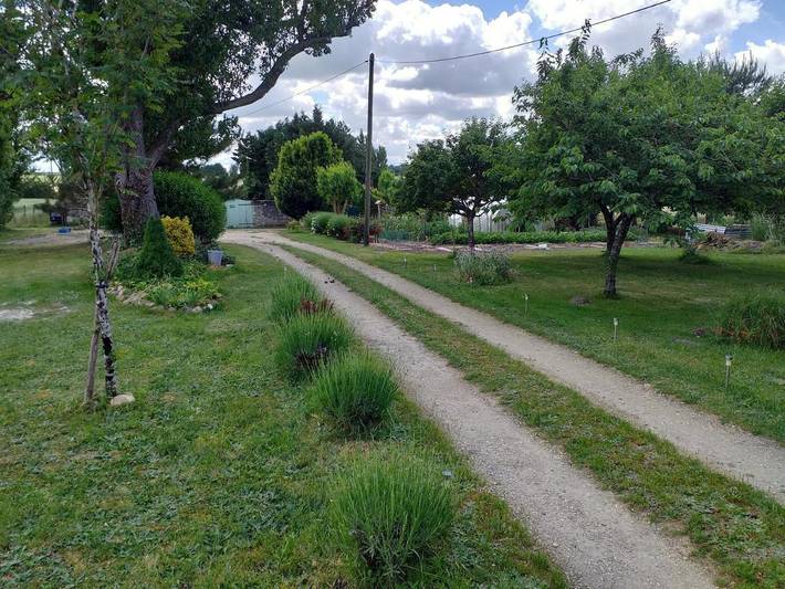 Location de vacances pour 2 personnes, avec Terrasse ainsi que Jardin et Vue à Descartes - 2