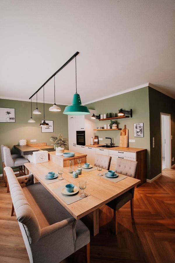 Ferienwohnung für 13 Personen, mit Balkon und Whirlpool sowie Terrasse und Garten in Stromberg