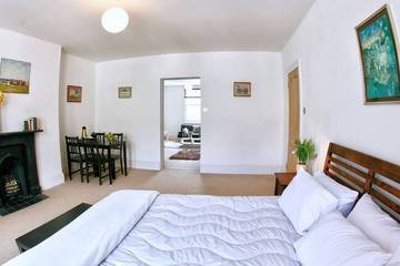 Holiday Home for 22 People in Eastbourne, East Sussex, Photo 3