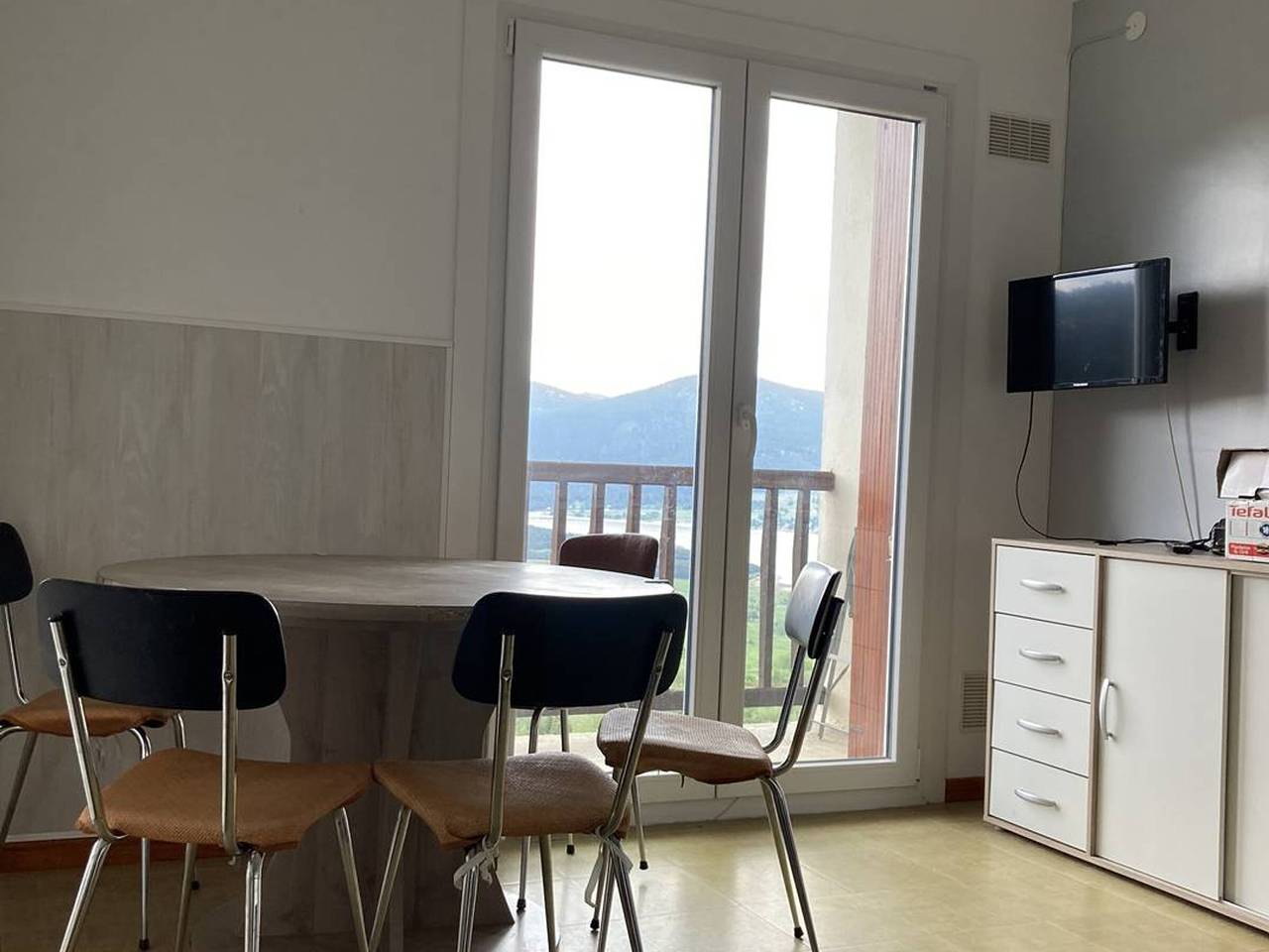 Entire apartment, 2-room apartment with balcony, equipped kitchen and ski locker in Les Angles, Prades region