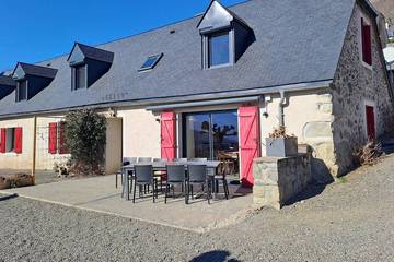 Gîte pour 10 personnes, avec jardin à Ouzous