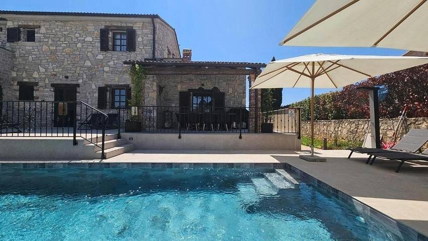 Ferienhaus für 8 Personen, mit Balkon und Whirlpool sowie Terrasse und Garten