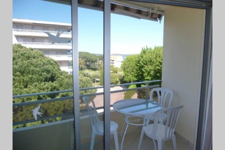 Gîte pour 4 personnes, avec terrasse et piscine dans Office De Tourisme Cavalaire - 2