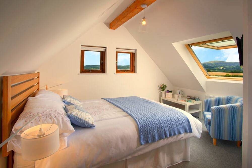 Tree House, Luxury Country House, Hot Tub, Malvern, Sleeps 6+ Award Winning :)A+ in Herefordshire