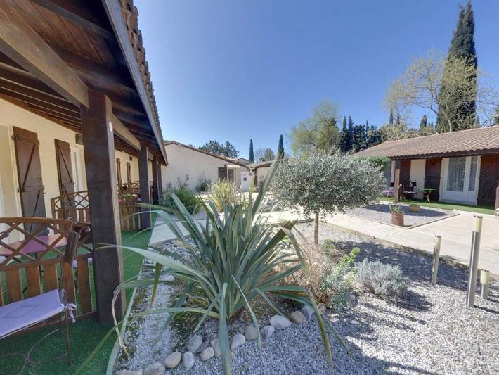 Hôtel pour 2 personnes, avec jardin ainsi que vue et piscine, animaux acceptés à Gignac - 4