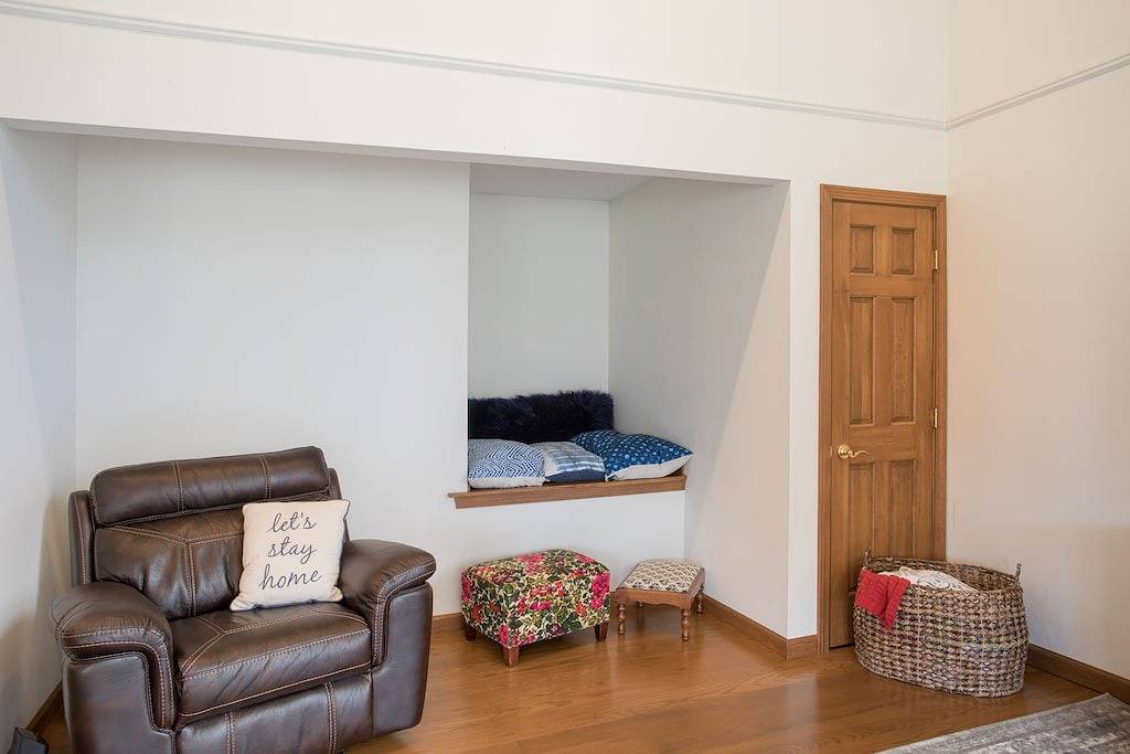 Geräumiges Haus schmiegt sich entlang des Blackberry River in der Northwest Corner of Ct. in Litchfield County