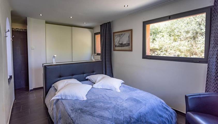 Chambre d’hôte pour 4 personnes, avec jacuzzi et sauna ainsi que piscine et jardin à Six-Fours-les-Plages - 4