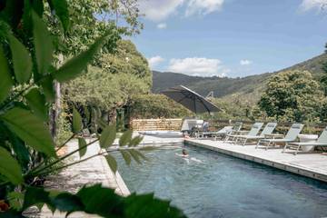 Gîte pour 4 personnes, avec jacuzzi et sauna ainsi que jardin et piscine, animaux acceptés à Castans