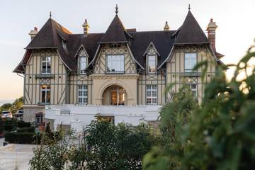 Hôtel pour 2 personnes, avec sauna et jacuzzi ainsi que jardin et piscine à Benerville-sur-Mer