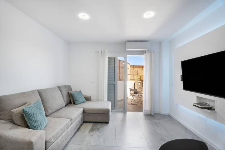 Entire apartment, Vacation Apartment 'Olivia’s Beach' with Shared Pool, Wi-Fi and Air Conditioning in Las Caletillas, Candelaria