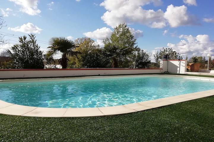 Gîte pour 4 personnes, avec jardin et terrasse ainsi que jacuzzi et piscine, animaux acceptés à Lagardelle-sur-Lèze
