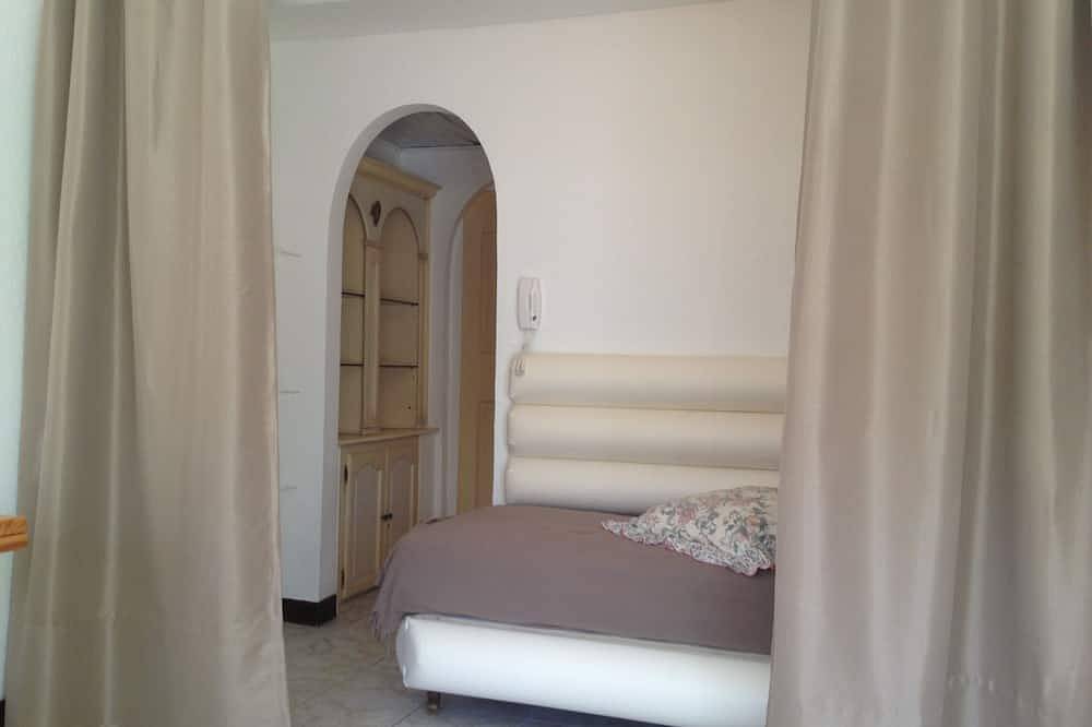 Appartement entier, Climatisé en  plein centre dans villa   T2 68M2 terrasse/jardin+garage privé in Cassis, Parc national des Calanques