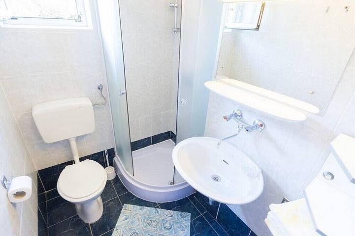 Ganze Wohnung, Ferienwohnungen und Zimmer Nikica,, Baška, hr in Vela plaža, Baska