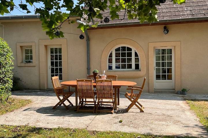 Location de vacances pour 6 personnes, avec Terrasse ainsi que Jardin et Piscine à Igornay