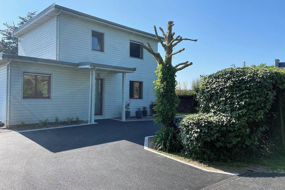 Maison individuelle en bois in Plounévez-Lochrist, Côte des Légendes