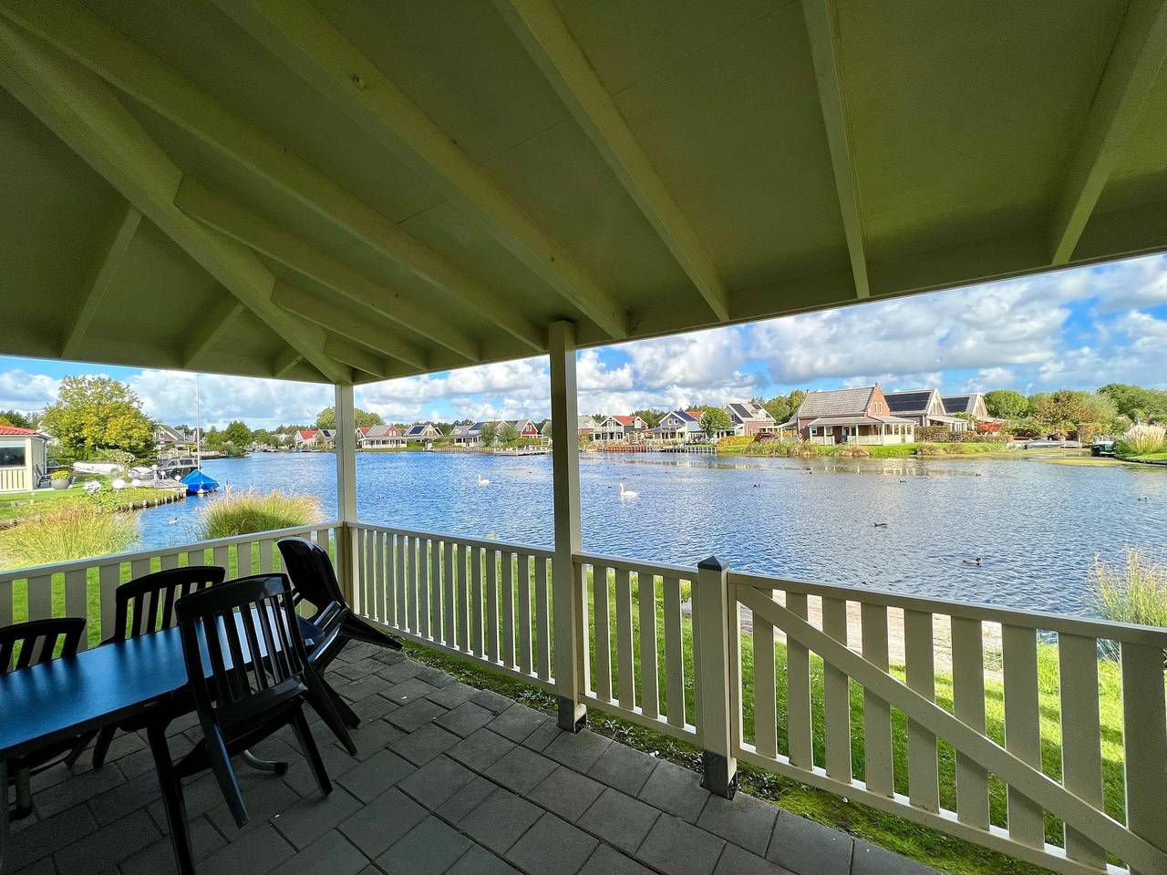 Bungalow aan het Water met Sauna in Bernisse, Nederlandse Noordzeekust