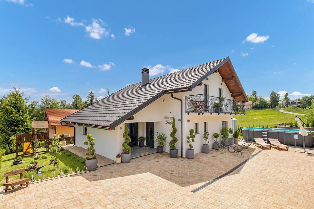 Villa \"Bajer\" with 5 bedrooms and wellness with jacuzzi, and outside pool. in Fuzine, Primorje-Gorski Kotar