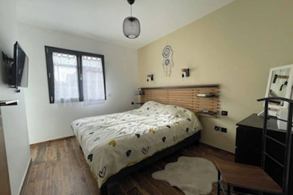 Spacious house on the banks of the Rhône opposite the greenhouse island and via Rhôna in Sault-Brénaz, Belley