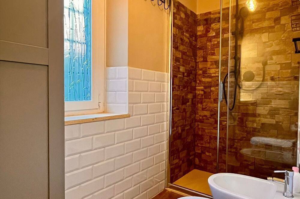 Apartamento entero, A 5-minute walk from the sea and the station, La Casetta is comfortable and cozy. in Ladispoli, Provincia de Roma