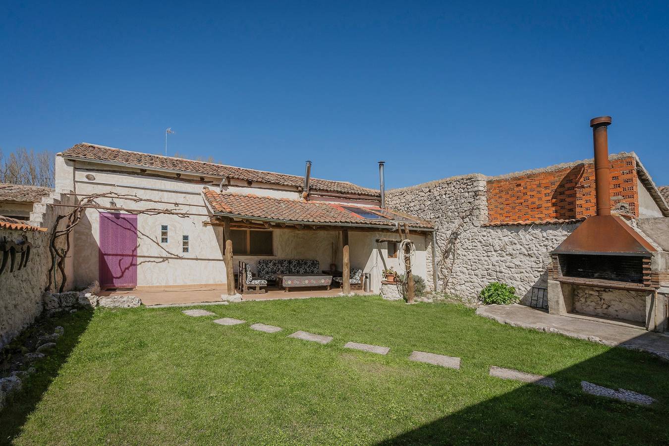 Casa rural 'Hoyal de Pinares' con jardín privado y Wi-Fi in Frumales, Provincia de Segovia