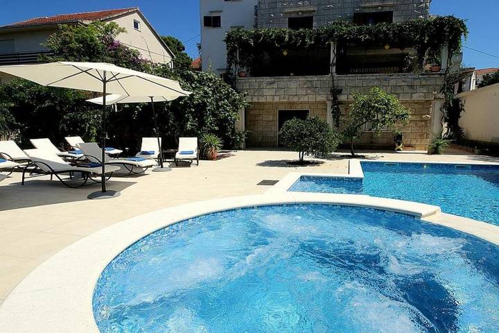 Villa pour 2 personnes, avec Terrasse et Jacuzzi ainsi que Jardin et Piscine à Sutivan - 3