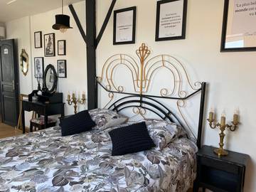 Location de vacances pour 2 personnes, avec piscine et terrasse ainsi que jardin et jacuzzi à Bressuire