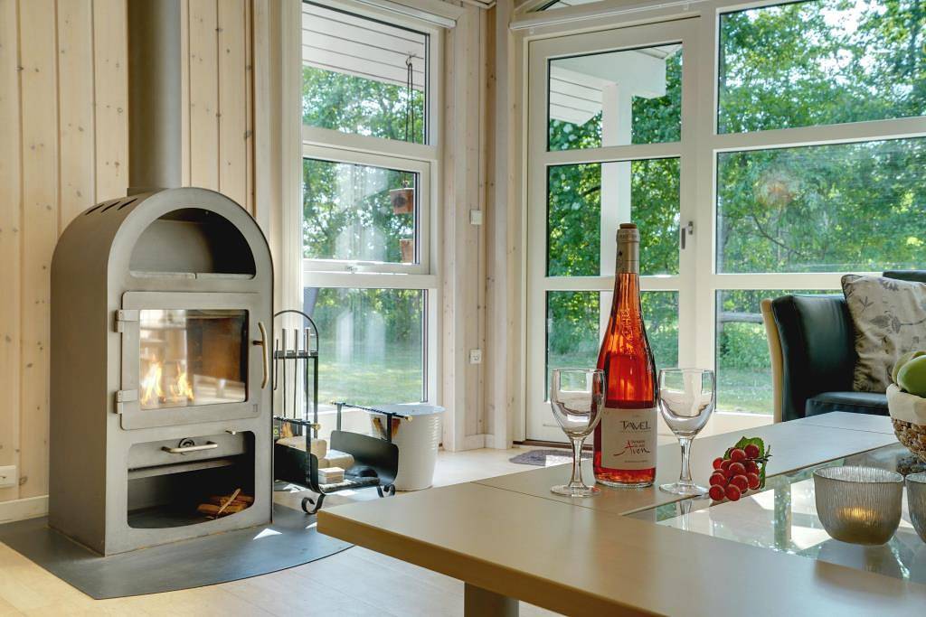 Feriehus beliggende Solbærvangen 14, Jegum Ferieland, på en tilbagetrukket grund, omkranset af høje træer. in Jegum, Région de Varde