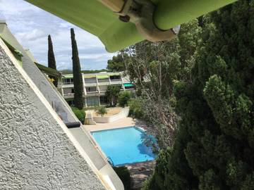 Gîte pour 4 personnes, avec terrasse ainsi que piscine et vue dans Port Gregau