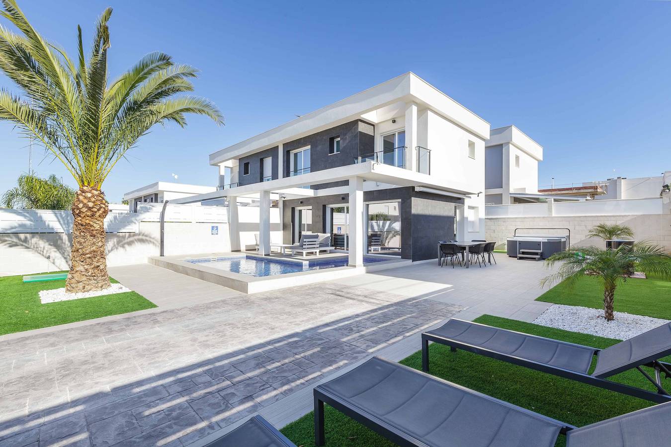Vacation Home "Casa Bos Dolphin Pool Jacuzzi 6P" with Wi-Fi, A/C, Balcony, Terrace & Garden in Santa Pola, Costa Blanca