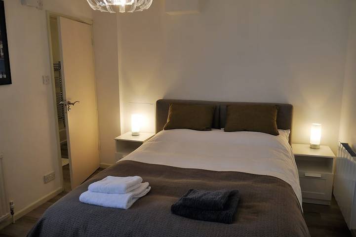 Cambridge: Modern, spacious house in residential location close to city centre in Queen Edith's Ward, Cambridge