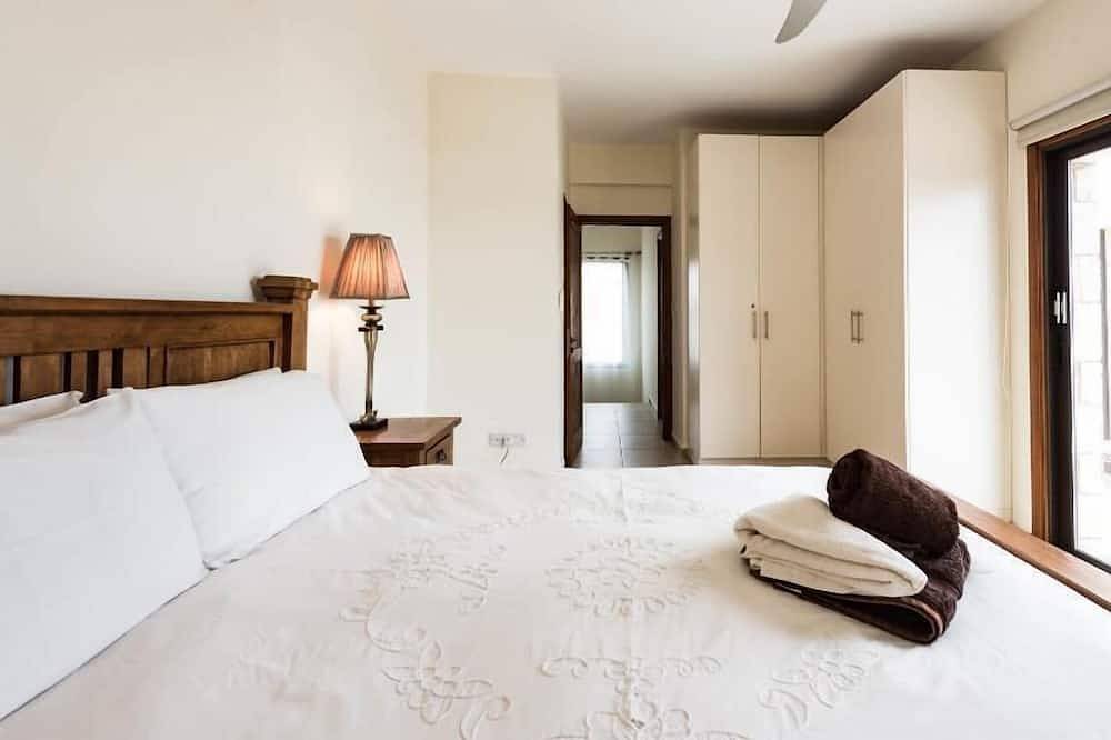 Schöne Steinvilla mit großem privatem Pool und kostenlose Nutzung unseres Autos:) in Peyia, Südzypern