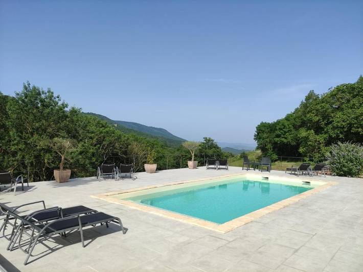 Chambre d’hôte pour 2 personnes, avec Terrasse et Jardin ainsi que Piscine et Vue sur le lac