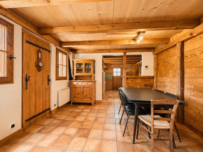 Acogedor chalet para 6-8 con estufa de leña y terraza soleada in Notre-Dame-de-Bellecombe, Albertville region