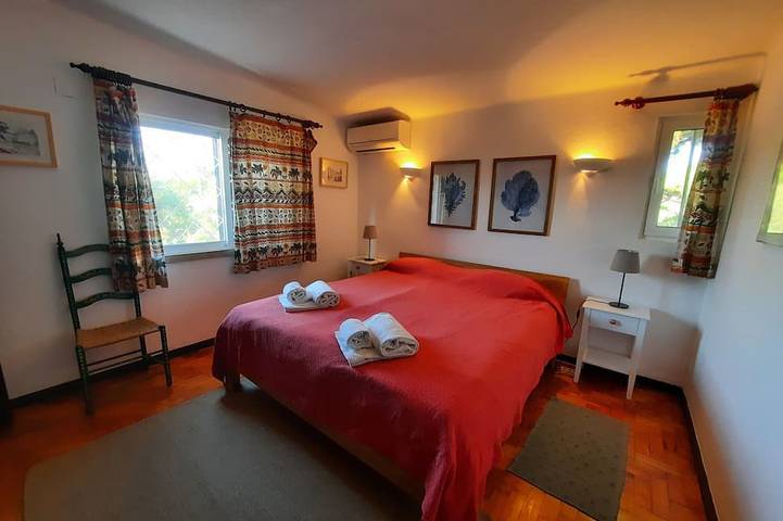 Villa mit Charme, Pool und großem Garten in Strandnähe in Vale do Lobo, Almancil