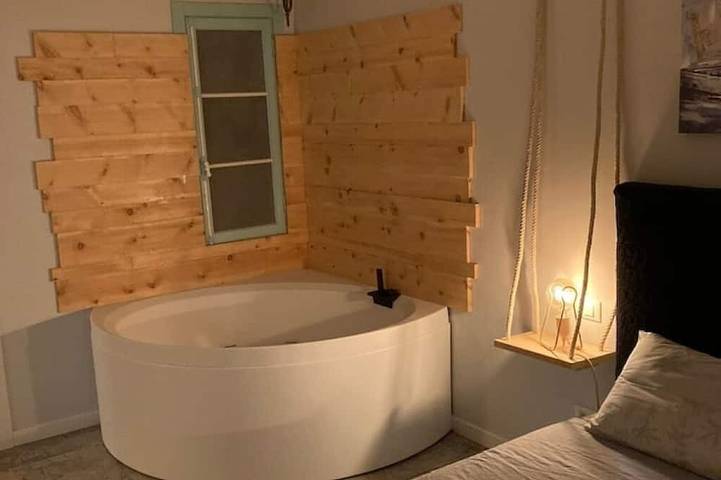 Ganze Wohnung, Apartment mit Seeblick und großer Hydromassage-Badewanne direkt im Schlafzimmer. in Torri del Benaco, Gardasee-Berge