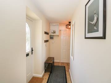 Log Cabin for 4 People in The Cotswolds, South West England, Photo 4