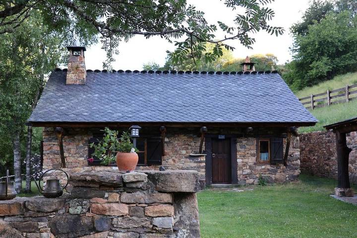 Casa rural para 4 personas, con Balcón y Terraza además de Jardín y Piscina en Villablino