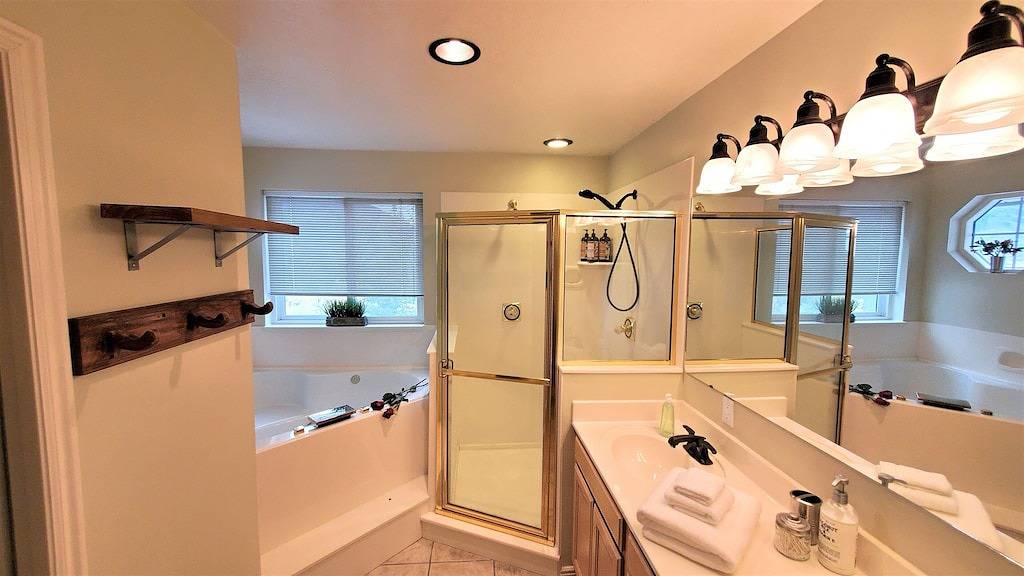 Custom Chalet | Atemberaubende Aussichten ~ Minuten von Pineview & Skifahren ~ Garage in Eden (UT), Uinta Wasatch Cache National Forest