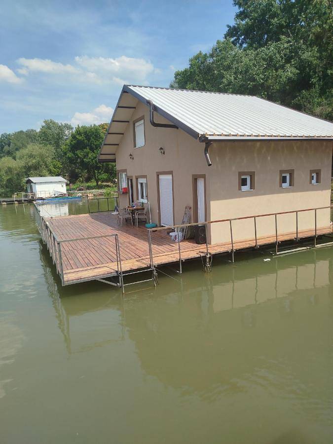Splav na dan Axa in Kraj Belgrad