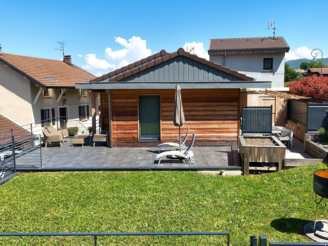 Charmante maison à Évian avec terrasse et parking in Évian-les-Bains, Région de Thonon-les-Bains