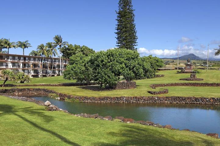 Beach rental for 2 people, with yard and hot tub as well as pool in Kauai