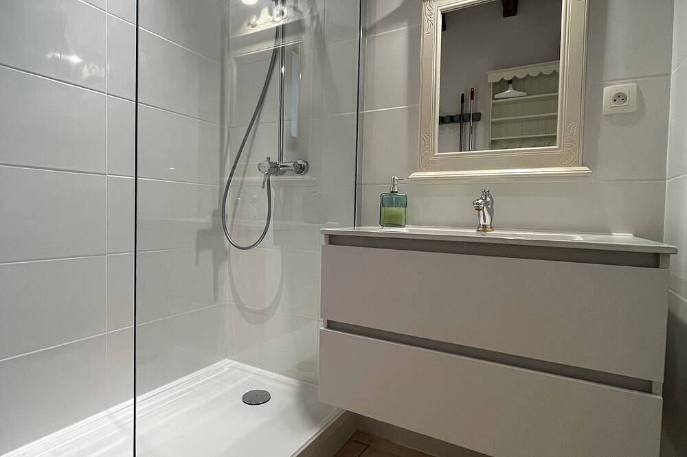 Gite Indépendant - Terrasse privée - Piscine partagée in Simeyrols, Périgord Noir