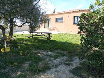 Gîte pour 6 personnes, avec jardin et vue, animaux acceptés à Magalas