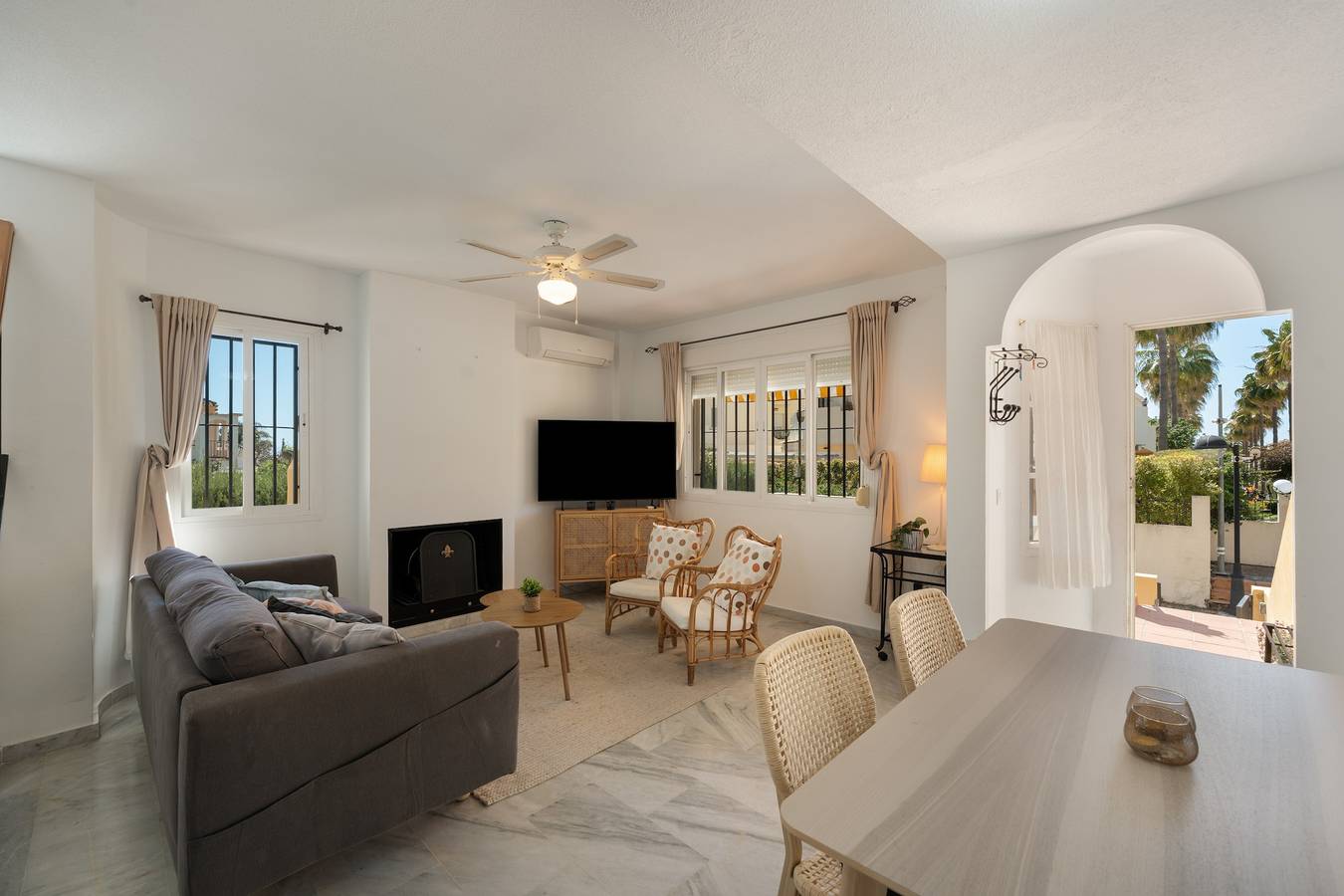 Maison de vacances « Beachside Townhouse – 8 couchages » avec vue mer, Wi-Fi et climatisation in Las Chapas, Marbella