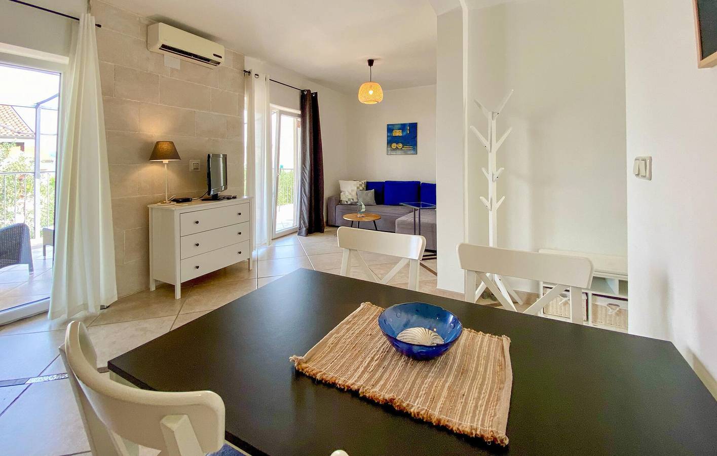 Apartment am Meer mit Pool, Terrasse und Küche in der Nähe von Dobropoljana in Dobropoljana, Pasman