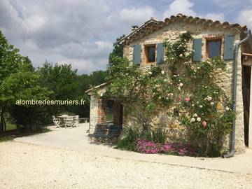 Gîte pour 4 personnes, avec terrasse ainsi que jacuzzi et jardin à Bagard